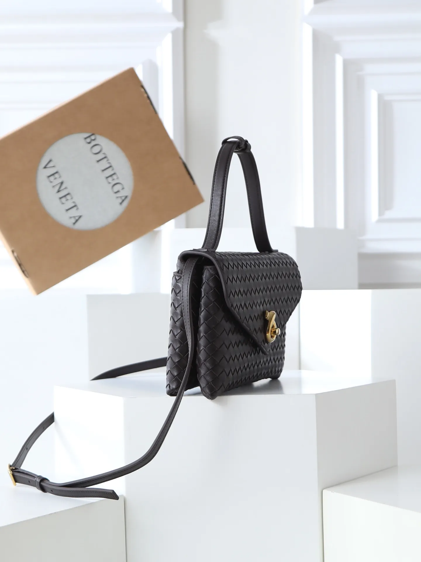 980. BV's new early spring bag Knot Lock series is now on the market! The entire bag shape is presented with 10mm Intrecciato weaving technology, and is equipped with Knot x3 rotating buttons! There are compartments and multiple card slots inside! It is a versatile commuter bag that can be used in various occasions. It has multiple carrying methods, and the shoulder strap is also detachable, hand-held, shoulder-carrying, and cross-body. Retro and fashionable, the exquisite old money style is easy to handle! Size: 25*16*5.5cm Style number: 817191